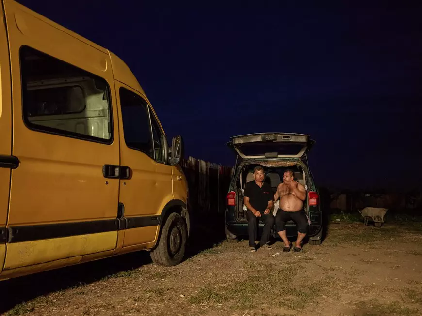 Ce spune despre România un botez acasă la căldărarii din Corcova, care au emigrat și s-au făcut zugravi. „În Belgia avem toate condițiile”