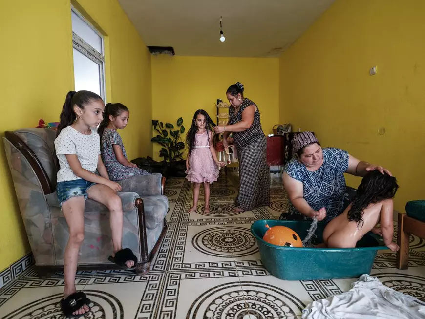 Ce spune despre România un botez acasă la căldărarii din Corcova, care au emigrat și s-au făcut zugravi. „În Belgia avem toate condițiile”