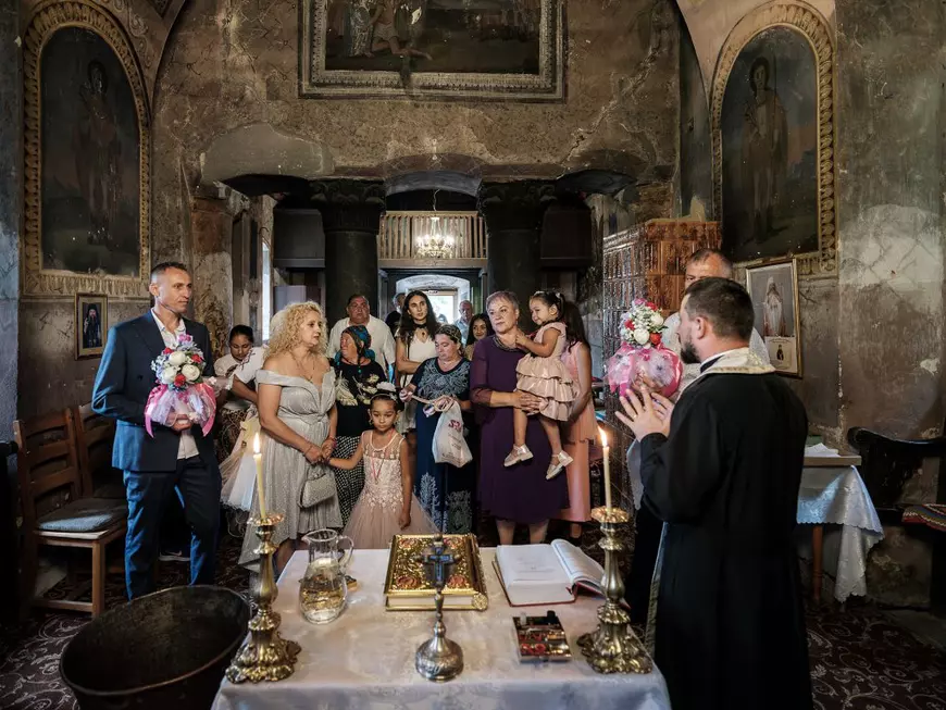 Ce spune despre România un botez acasă la căldărarii din Corcova, care au emigrat și s-au făcut zugravi. „În Belgia avem toate condițiile”