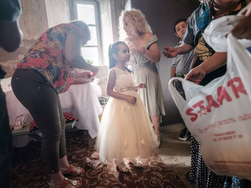 Ce spune despre România un botez acasă la căldărarii din Corcova, care au emigrat și s-au făcut zugravi. „În Belgia avem toate condițiile”