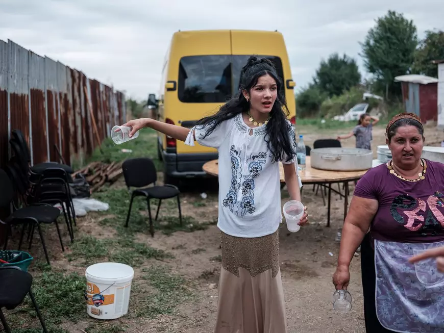 Ce spune despre România un botez acasă la căldărarii din Corcova, care au emigrat și s-au făcut zugravi. „În Belgia avem toate condițiile”