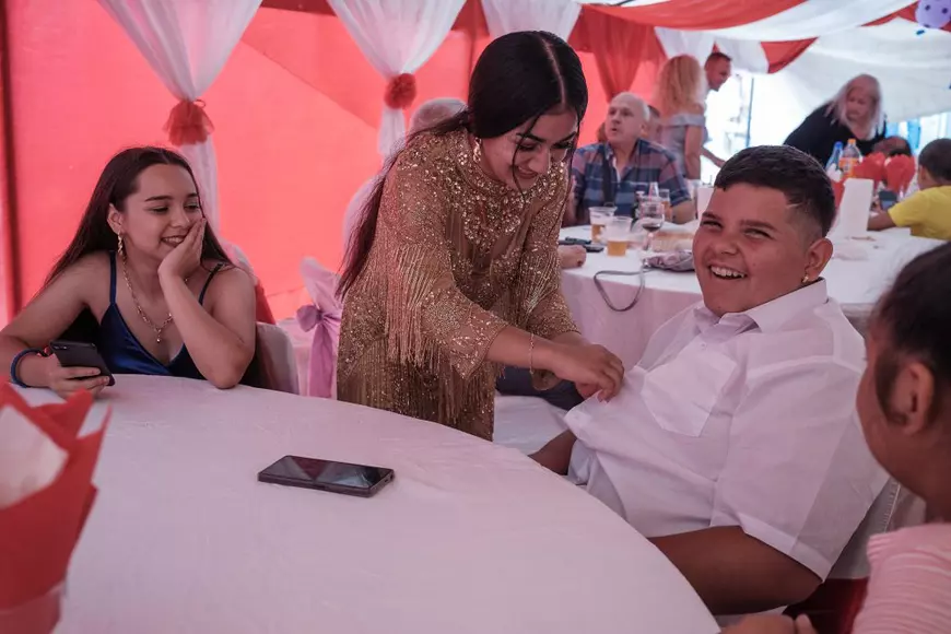 Ce spune despre România un botez acasă la căldărarii din Corcova, care au emigrat și s-au făcut zugravi. „În Belgia avem toate condițiile”