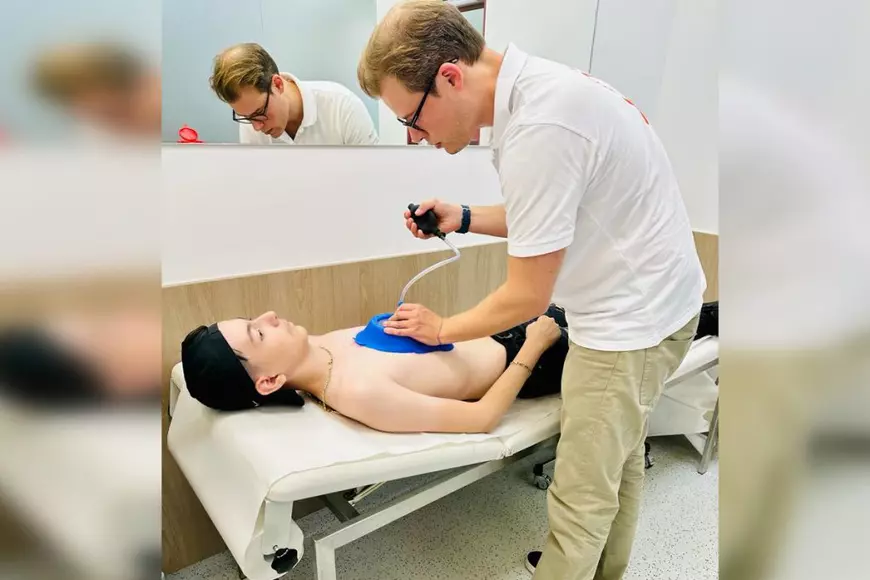 Viața lui Liviu este în pericol din cauza deformării oaselor cutiei toracice. Băiatul, bolnav de cancer, hidronefroză și morbus osler, are nevoie de 200.000 de euro pentru operație