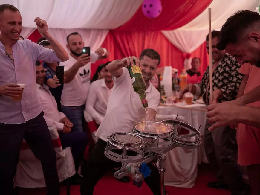 Ce spune despre România un botez acasă la căldărarii din Corcova, care au emigrat și s-au făcut zugravi. „În Belgia avem toate condițiile”