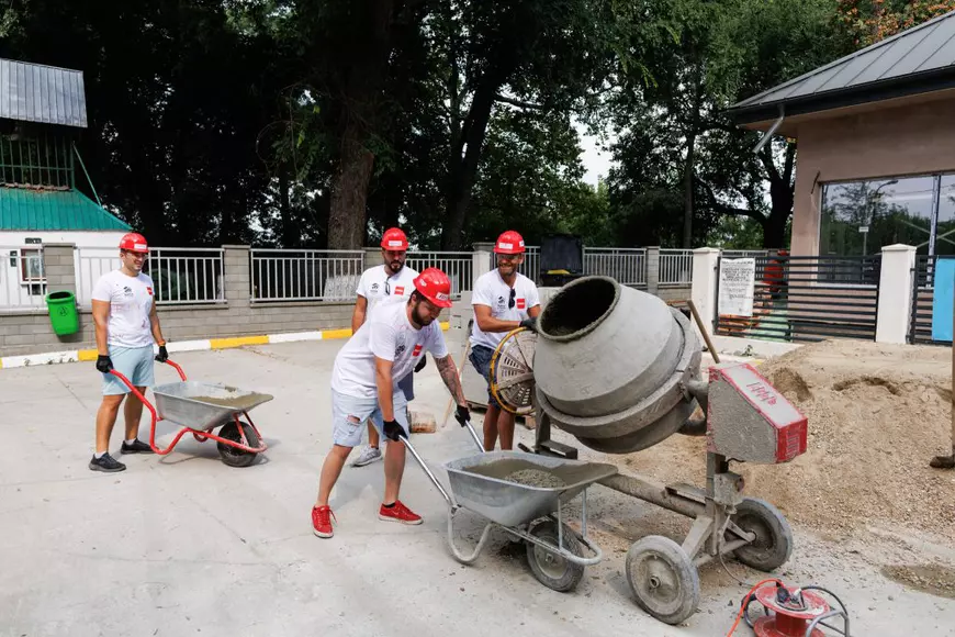 La PENNY copiii descoperă lumea cu fiecare pluș, iar adulții contribuie la finalizarea cantinei  din Centrul Comunitar Buftea