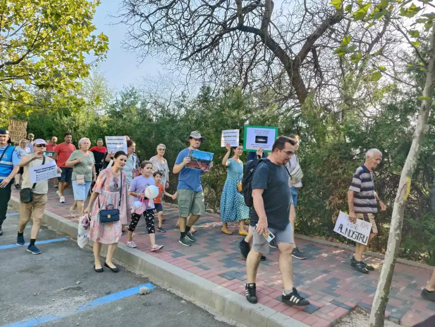 „Stop mafia imobiliară!” Protest în Parcul IOR, unde spațiul verde se micșorează în urma incendiilor și a tăierilor abuzive