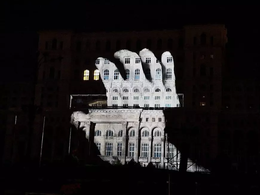„Ați stricat tot!” iMapp, „cel mai mare eveniment de video-mapping”, umbrit de două lumini aprinse în Palatul Parlamentului