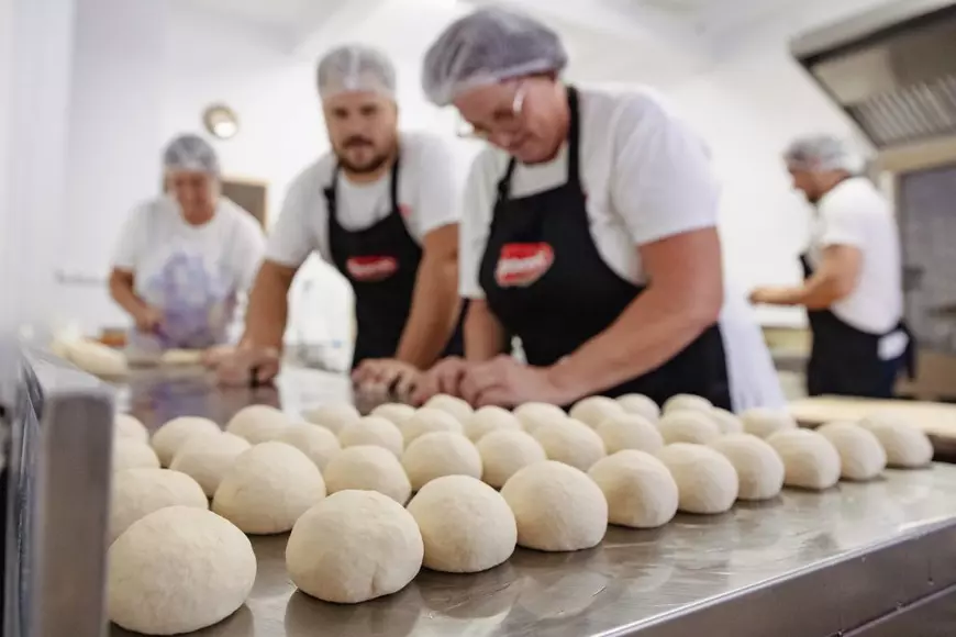 REPORTAJ. Într-o comună izolată de la Dunăre, un preot a înființat cu banii lui și cu fonduri europene o brutărie cu rețete din bătrâni: „Pâine ca asta nu găsești nici la oraș”