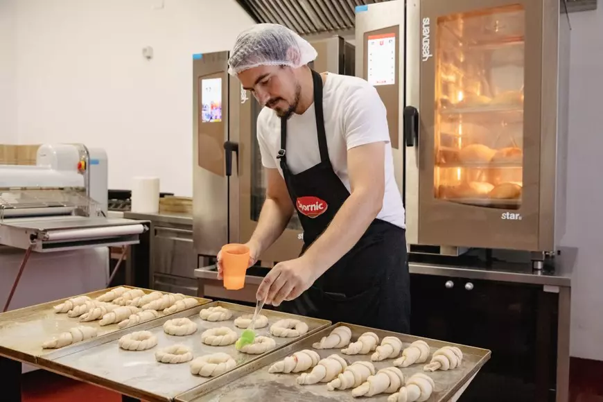 REPORTAJ. Într-o comună izolată de la Dunăre, un preot a înființat cu banii lui și cu fonduri europene o brutărie cu rețete din bătrâni: „Pâine ca asta nu găsești nici la oraș”