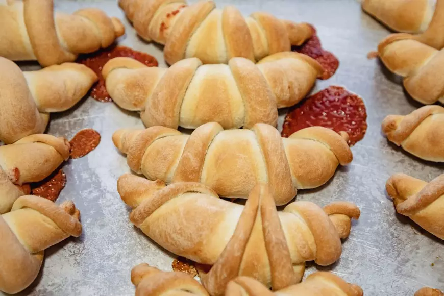 REPORTAJ. Într-o comună izolată de la Dunăre, un preot a înființat cu banii lui și cu fonduri europene o brutărie cu rețete din bătrâni: „Pâine ca asta nu găsești nici la oraș”