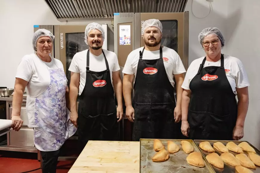 REPORTAJ. Într-o comună izolată de la Dunăre, un preot a înființat cu banii lui și cu fonduri europene o brutărie cu rețete din bătrâni: „Pâine ca asta nu găsești nici la oraș”