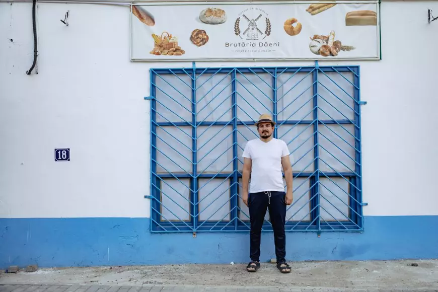 REPORTAJ. Într-o comună izolată de la Dunăre, un preot a înființat cu banii lui și cu fonduri europene o brutărie cu rețete din bătrâni: „Pâine ca asta nu găsești nici la oraș”