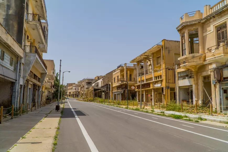 Curiozități despre Cipru - Imagine din cartierul părăsit Varosha din Famagusta.