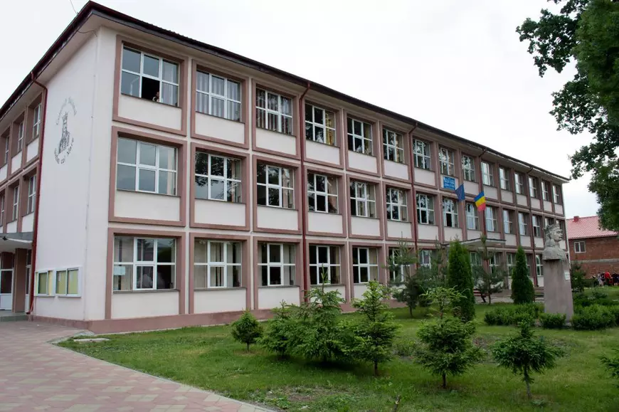 Ore ținute „la sertar” de directoarea unui liceu din Târgu Neamț: „Timp de 5 ani nu a declarat orele vacante”. Ministerul Educației a deschis o anchetă