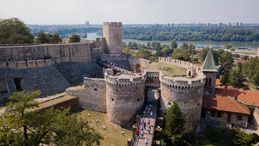 Curiozități despre Serbia - Imagine cu fortăreaţa Kalemegdan de la confluenţa râului Sava cu Dunărea, la Belgrad.