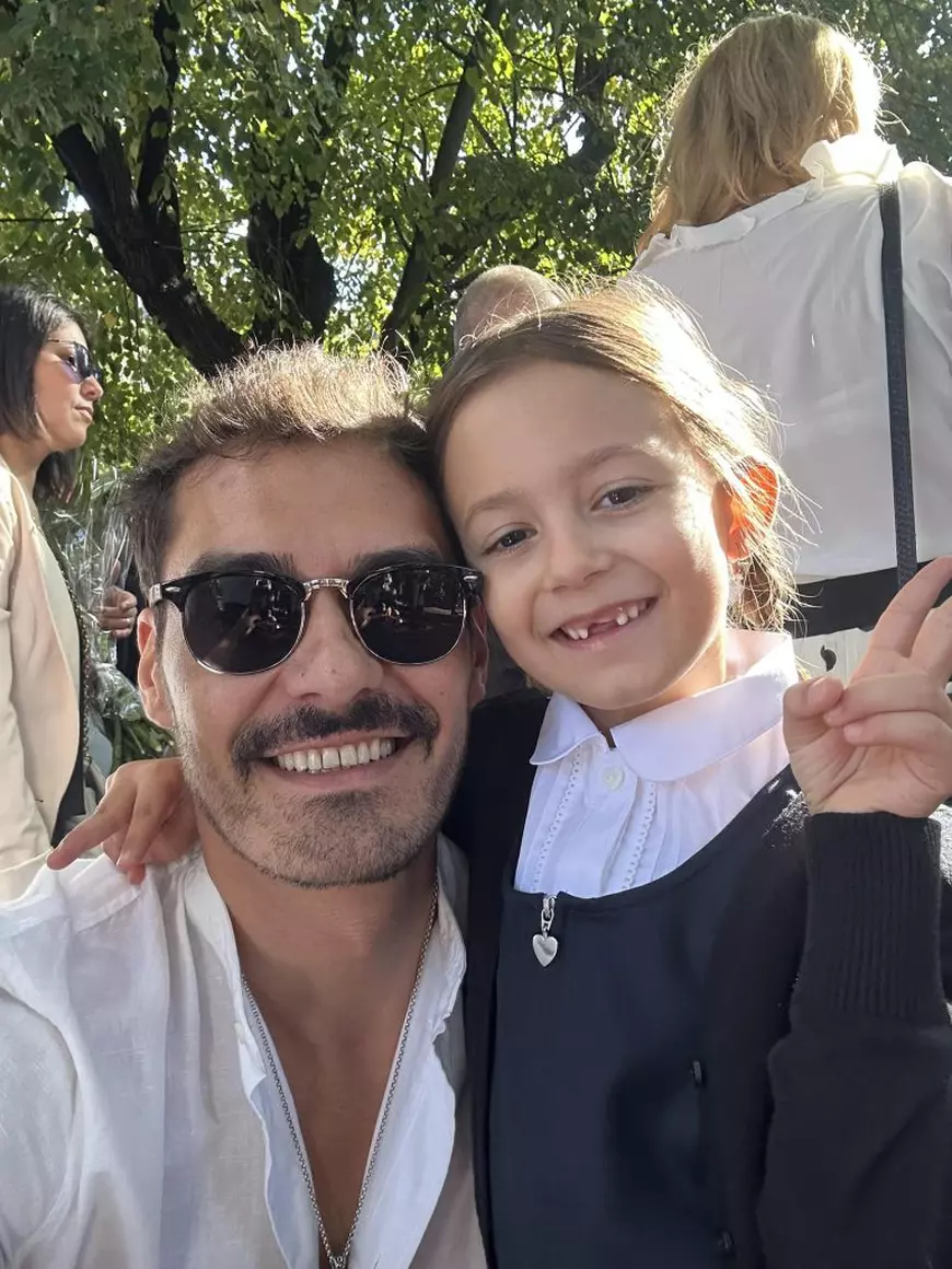 Andreea Bălan și George Burcea, prezenți în prima zi de școală a fetelor. Cum s-au pozat alături de Ella și Clara