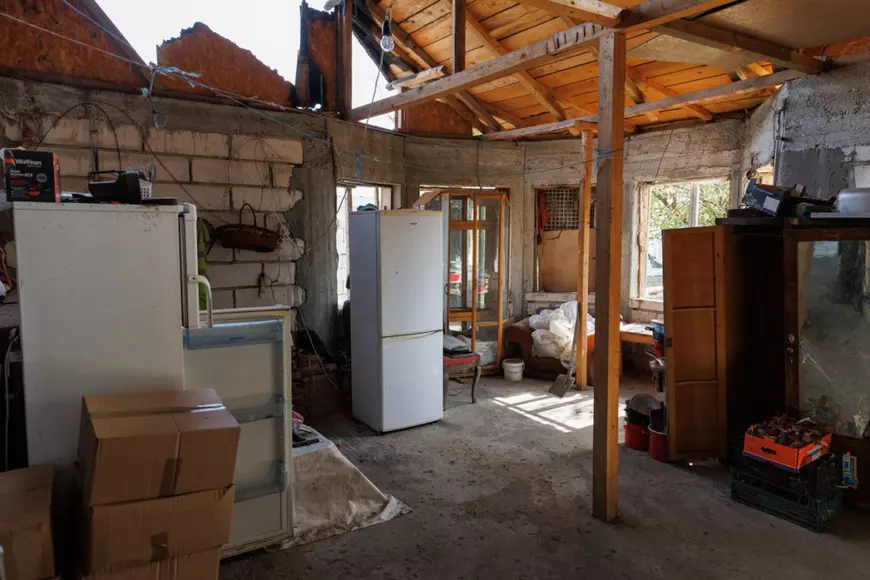 REPORTAJ. Crevedia, o lună după explozii. Și-a plâns caprele care au murit în suferință, iar acum, la 76 de ani, se acomodează cu viața în container: „E ca-n paradis, nu cade tavanul pe mine!”