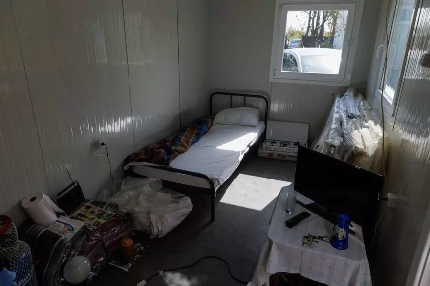 REPORTAJ. Crevedia, o lună după explozii. Și-a plâns caprele care au murit în suferință, iar acum, la 76 de ani, se acomodează cu viața în container: „E ca-n paradis, nu cade tavanul pe mine!”