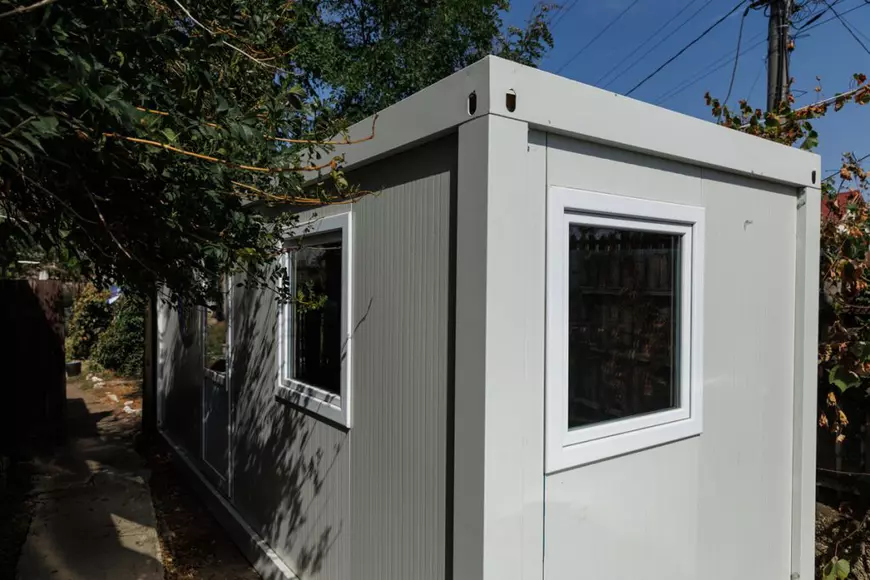 REPORTAJ. Crevedia, o lună după explozii. Și-a plâns caprele care au murit în suferință, iar acum, la 76 de ani, se acomodează cu viața în container: „E ca-n paradis, nu cade tavanul pe mine!”