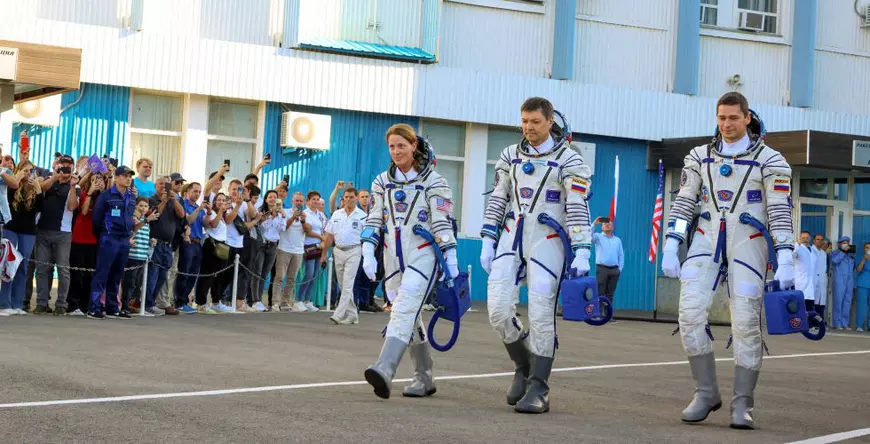 O rachetă Soiuz, cu doi cosmonauţi ruşi şi o austronaută americană, a ajuns pe ISS. Sectorul spațial, unul din puținele în care SUA și Rusia mai cooperează