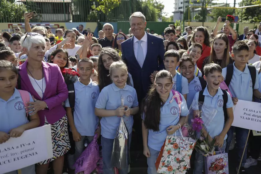 Prezent la deschiderea noului an școlar, Iohannis anunță că subiectul consumului de droguri în rândul tinerilor o să fie discutat în CSAT. „Un fenomen alarmant”