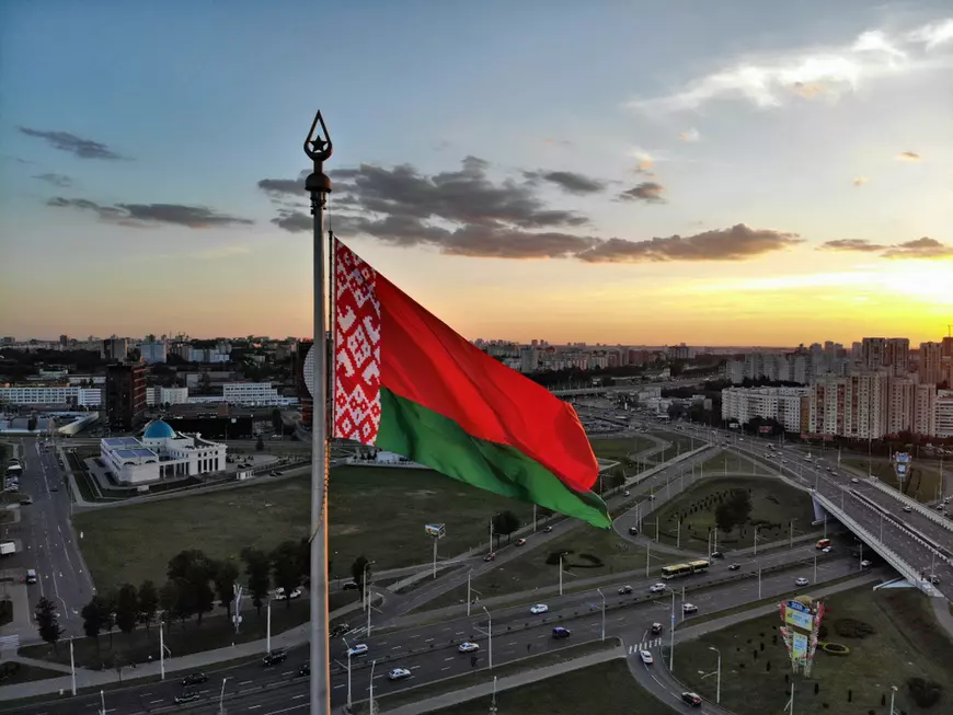 Curiozități despre Belarus - Drapelul Belarusului arborat la Minsk.