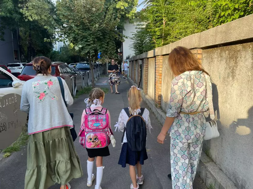 „La o lecție online, ferestrele apartamentului profesoarei din Ucraina au explodat”. Realitatea copiilor refugiați în România