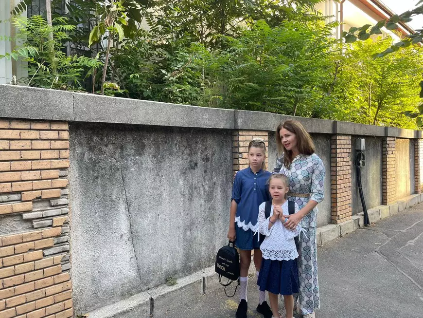 „La o lecție online, ferestrele apartamentului profesoarei din Ucraina au explodat”. Realitatea copiilor refugiați în România