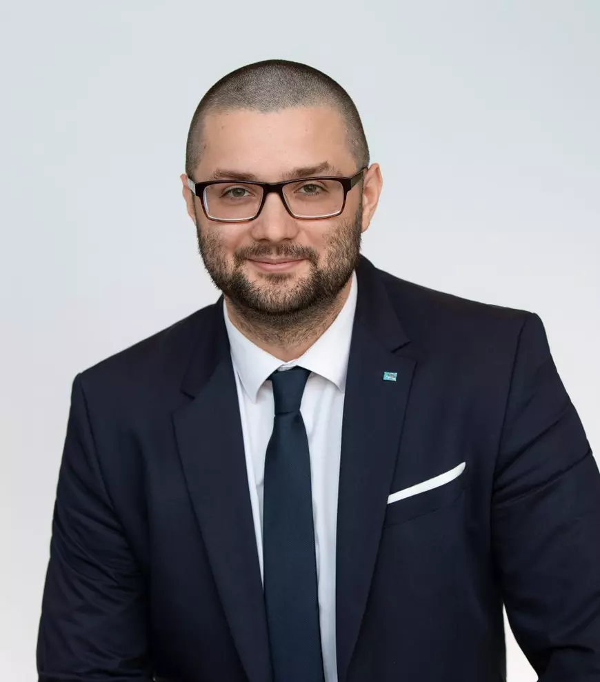 „A ta e mutra din afișul electoral? Atunci ia de aici!”. Poliția a prins suspecții care au bătut un politician german de origine română