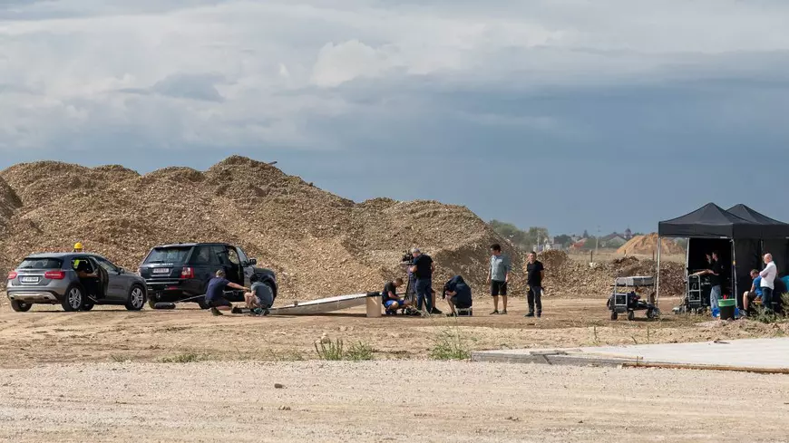Reportaj pe platou la „Interior zero”, filmul care face portretul unei generații. Regizorul le-a tuns chilug pe cele trei actrițe din rolul principal