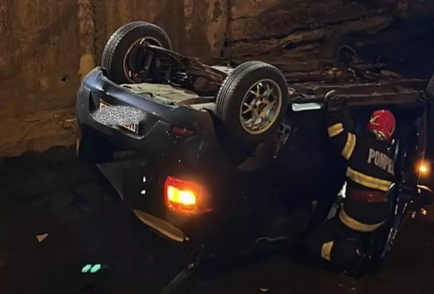 O mașină a căzut în pârâul Pocloș, la Tg. Mureș, pe plafon, după ce a lovit alt autoturism. Șoferul a scăpat cu leziuni minore