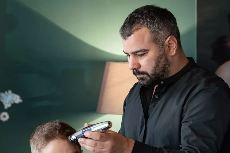 Reportaj pe platou la „Interior zero”, filmul care face portretul unei generații. Regizorul le-a tuns chilug pe cele trei actrițe din rolul principal