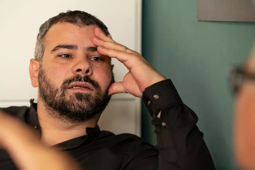 Reportaj pe platou la „Interior zero”, filmul care face portretul unei generații. Regizorul le-a tuns chilug pe cele trei actrițe din rolul principal