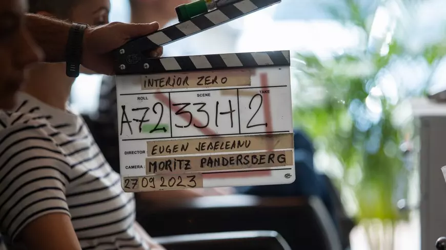 Reportaj pe platou la „Interior zero”, filmul care face portretul unei generații. Regizorul le-a tuns chilug pe cele trei actrițe din rolul principal