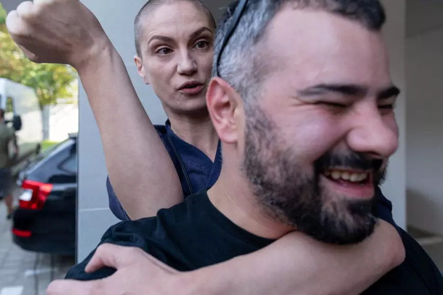 Reportaj pe platou la „Interior zero”, filmul care face portretul unei generații. Regizorul le-a tuns chilug pe cele trei actrițe din rolul principal