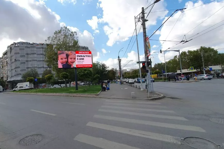 Cine sunt artiștii care au pornit campania de afișe cu israelieni răpiți de Hamas, lipite și în București. „Vrem să punem presiune pe politicieni”. Reacția ambasadorului Israelului 