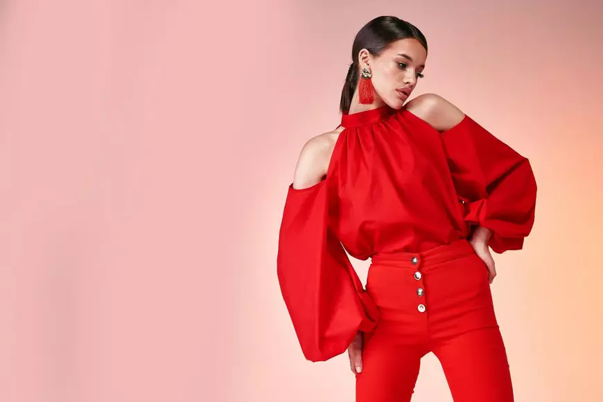 Ce culori se poartă în toamna 2023 - Roșu aprins