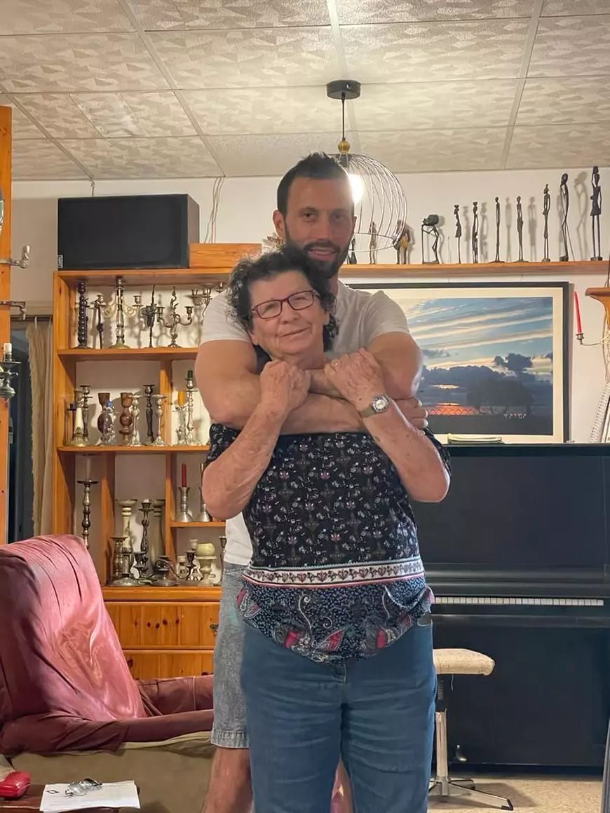 INTERVIU EXCLUSIV. Ce spune nepotul femeii eliberate, care la plecare le-a strâns mâna răpitorilor săi. „Un gest de pace care îi face de ruşine pe ucigașii Hamas”