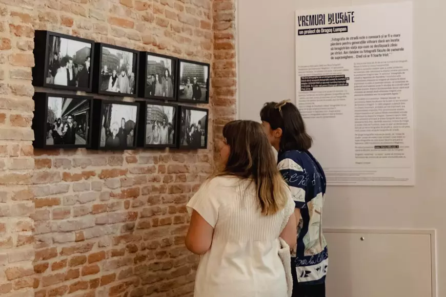 INTERVIU. De la transhumanță la oile care sunt duse la munte cu mașina. Un fotograf român a urmărit timp de 15 ani ciobanii din șase țări: „Mersul pe jos nu ajută doar omul, ci și oaia”