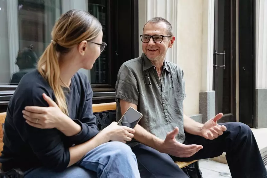 INTERVIU. De la transhumanță la oile care sunt duse la munte cu mașina. Un fotograf român a urmărit timp de 15 ani ciobanii din șase țări: „Mersul pe jos nu ajută doar omul, ci și oaia”