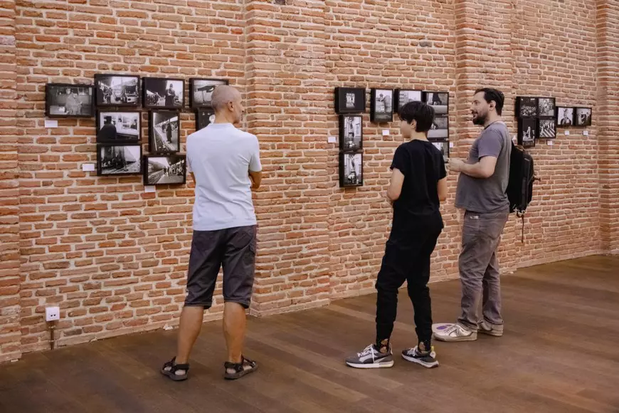 INTERVIU. De la transhumanță la oile care sunt duse la munte cu mașina. Un fotograf român a urmărit timp de 15 ani ciobanii din șase țări: „Mersul pe jos nu ajută doar omul, ci și oaia”