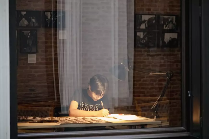 INTERVIU. De la transhumanță la oile care sunt duse la munte cu mașina. Un fotograf român a urmărit timp de 15 ani ciobanii din șase țări: „Mersul pe jos nu ajută doar omul, ci și oaia”