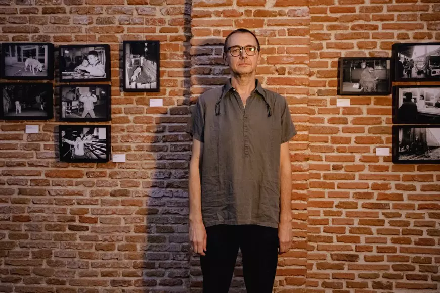 INTERVIU. De la transhumanță la oile care sunt duse la munte cu mașina. Un fotograf român a urmărit timp de 15 ani ciobanii din șase țări: „Mersul pe jos nu ajută doar omul, ci și oaia”