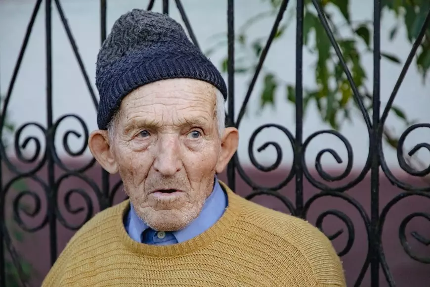 REPORTAJ. Viața la 102 ani. Cu schijele de pe frontul din Crimeea încă în corp, Ioan Loghin se bucură că vede din nou: „Mi-era dor de oameni”