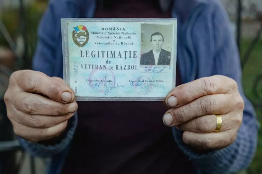 REPORTAJ. Viața la 102 ani. Cu schijele de pe frontul din Crimeea încă în corp, Ioan Loghin se bucură că vede din nou: „Mi-era dor de oameni”