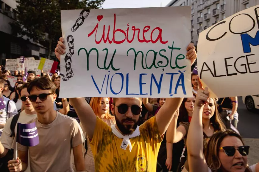 REPORTAJ. De ce au ieșit sute de femei să-și ceară drepturile în stradă: „La mine în sat, violența domestică e regula zilei. Iar poliția nu te ia în serios”