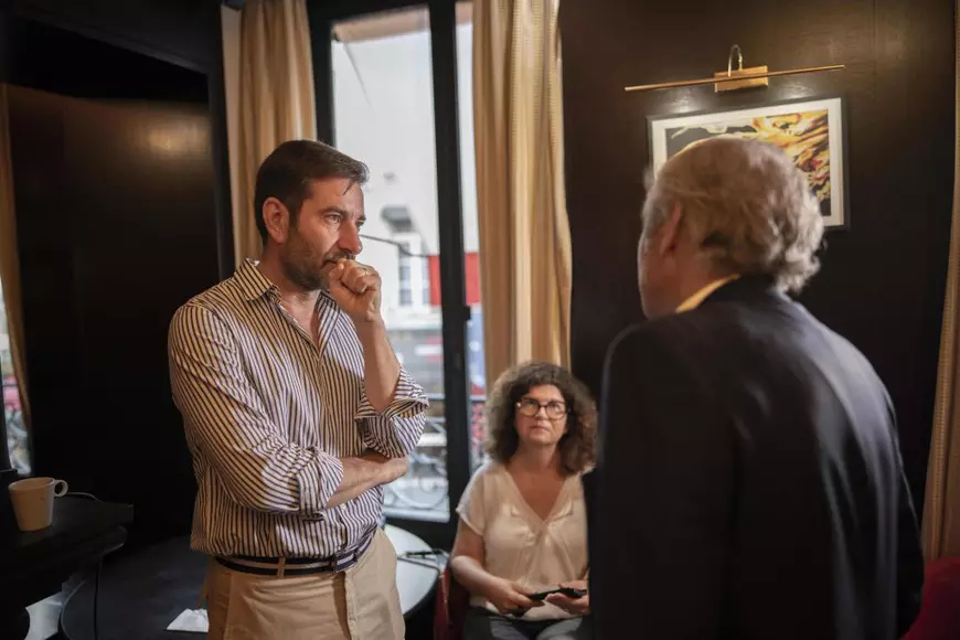 Eveniment rar: un nou ziar tipărit se lansează în Franța, după 10 ani, pe fondul celei mai mari greve din anii ‘70 încoace. De ce investesc miliardarii în presă?