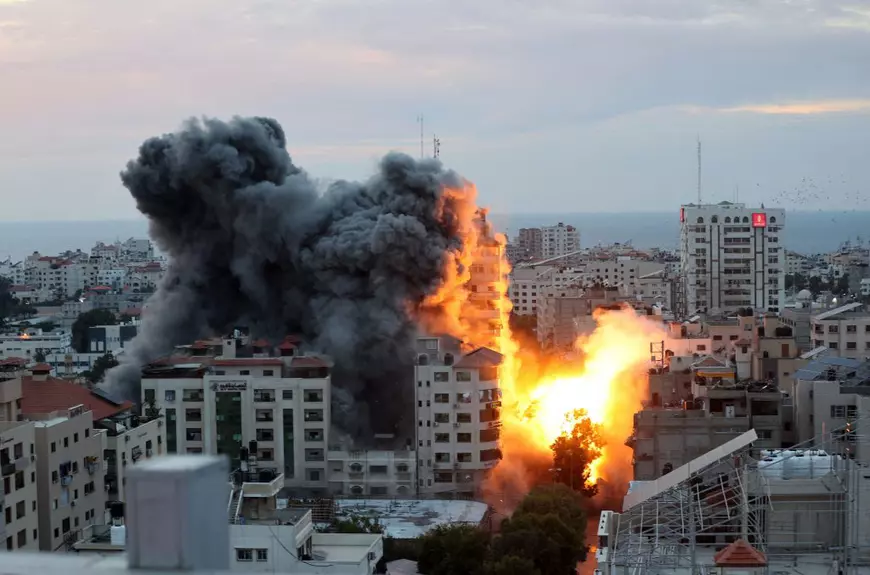 O reporteră de la Al Jazeera era în direct, în momentul în care avioanele israeliene au lovit Palestine Tower din Gaza