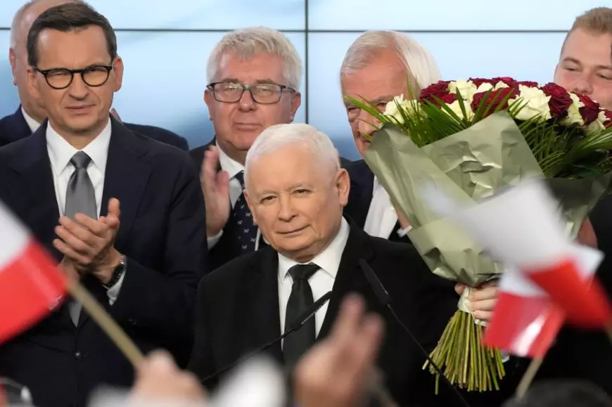  conservatorii sunt în frunte, dar fără majoritate, după un scrutin cu prezență record. Opoziția anunță că va prelua puterea. „E sfârșitul vremurilor rele”, spune Donald Tusk