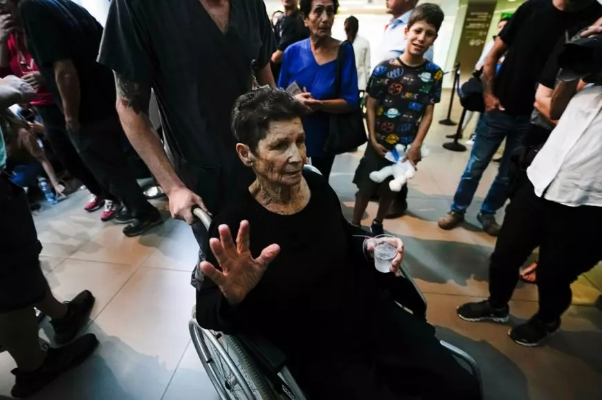 INTERVIU EXCLUSIV. Ce spune nepotul femeii eliberate, care la plecare le-a strâns mâna răpitorilor săi. „Un gest de pace care îi face de ruşine pe ucigașii Hamas”